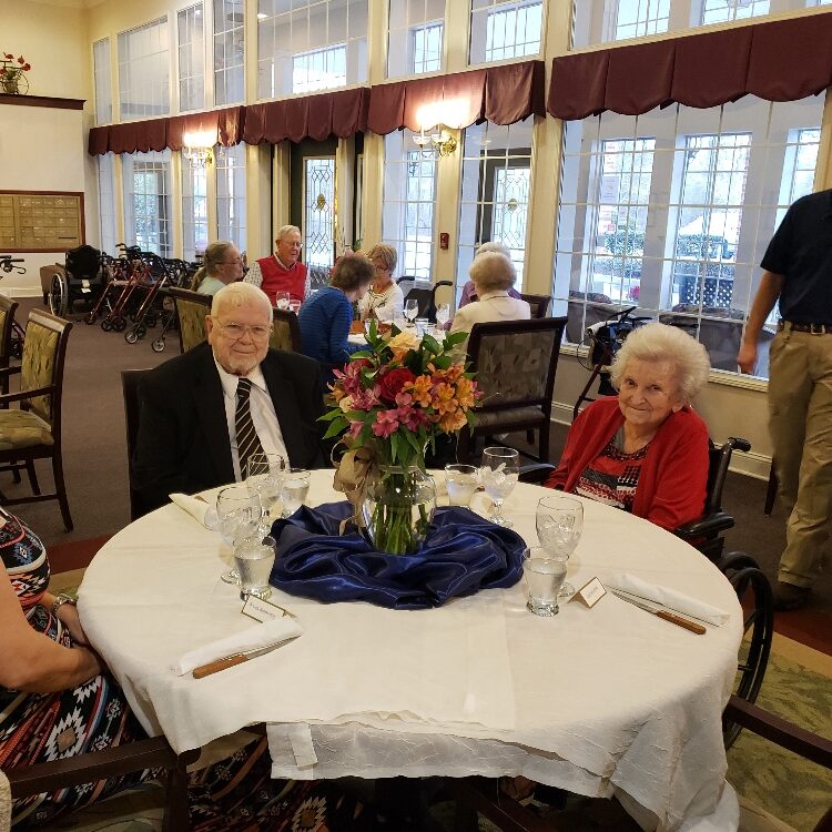 Bridgewood Gardens | Senior residents in dining room