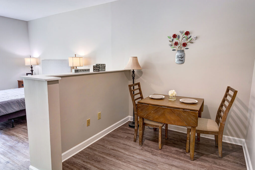 Castlewoods Place | Apartment dinner table area
