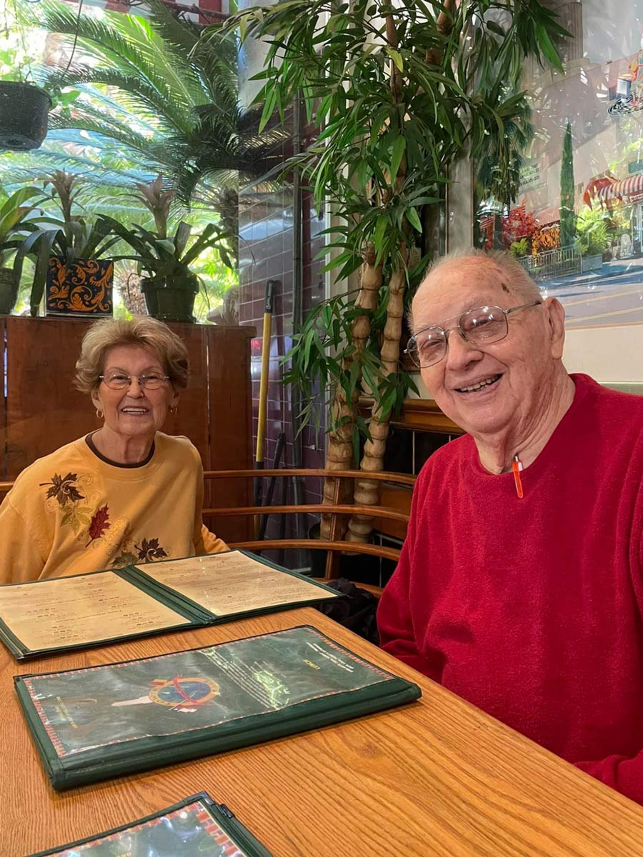 Greenhaven Place | Residents couple at a restaurant