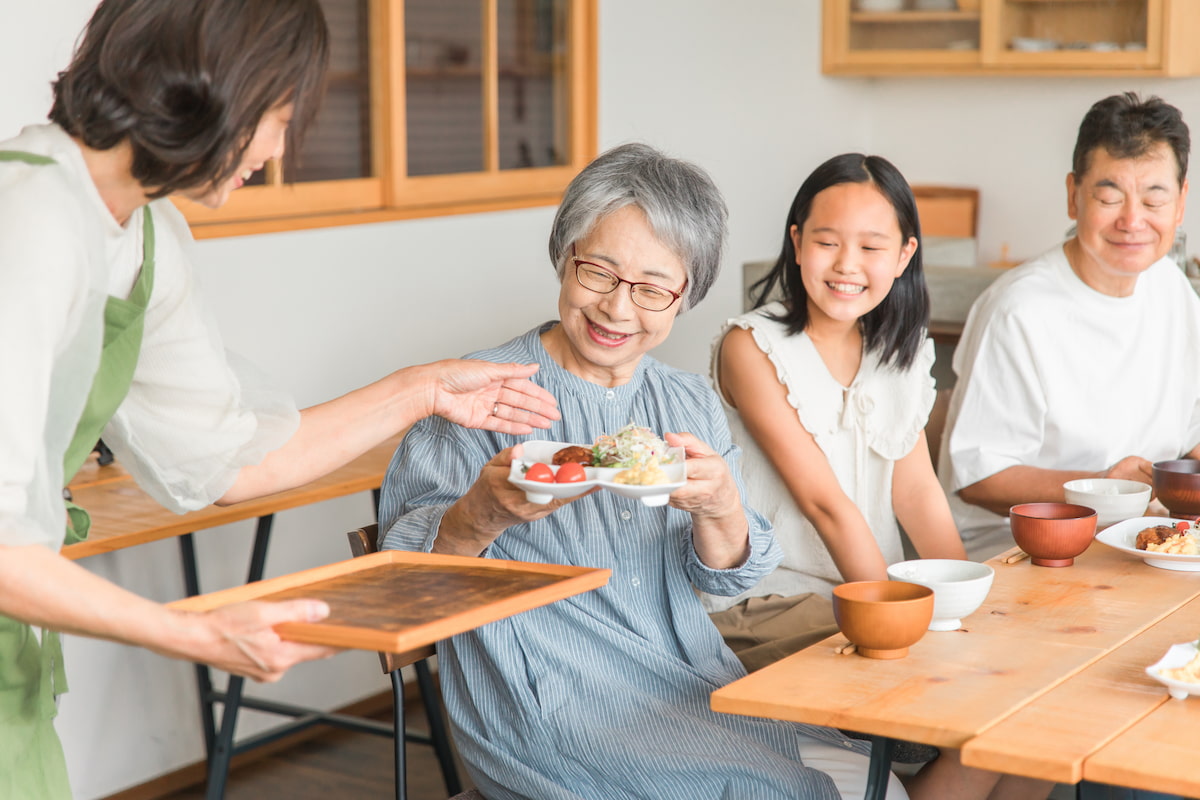 Greenhaven Place | Senior with family enjoying dinner