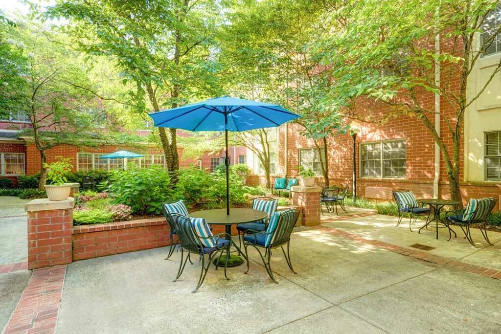 Magnolia Place of Roswell | Courtyard patio