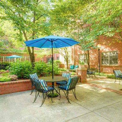 Magnolia Place of Roswell | Courtyard patio