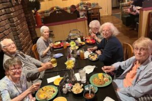 Pegasus Landing of Mesa | Seniors friends having lunch at a restaurant