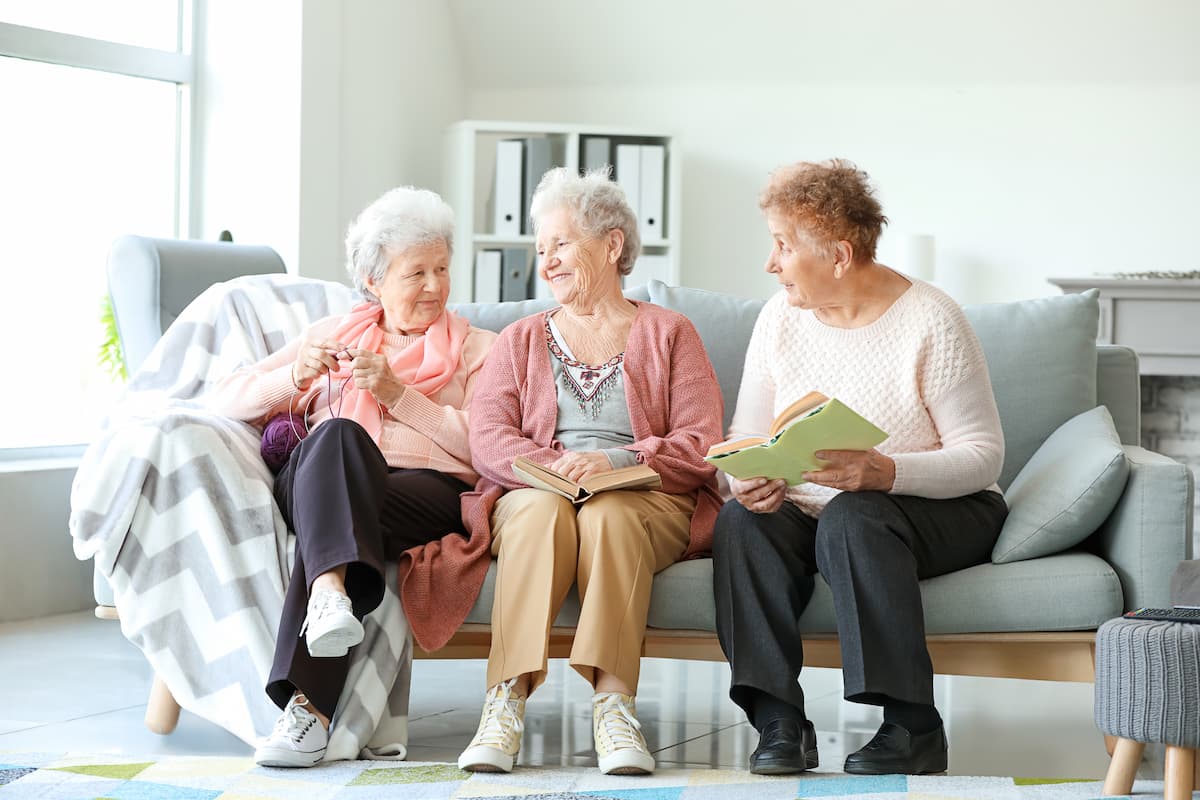 Ridgeland Place | Assisted living Pearl MS - group of seniors sitting at couch together