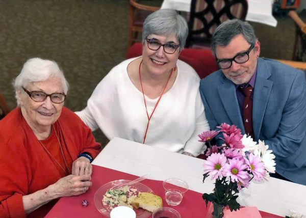 Ridgeland Place | Senior woman with family Ridgeland Place | Senior woman with family