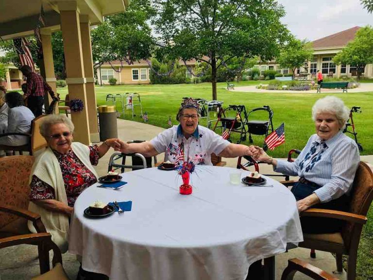 The Courtyards at Mountain View | Residents at outdoor lunch