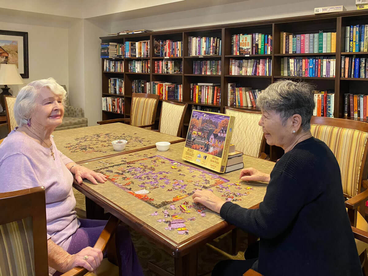 The Oaks at Inglewood | Two residents doing a puzzle