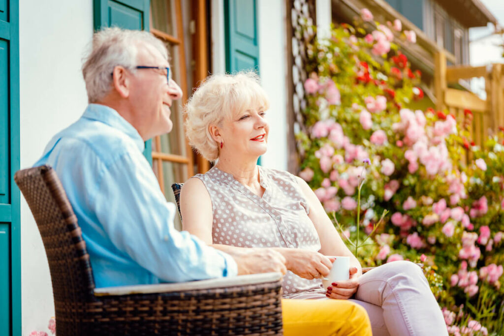 The Farrington at Tanglewood | Happy seniors enjoying a cup of coffee outside