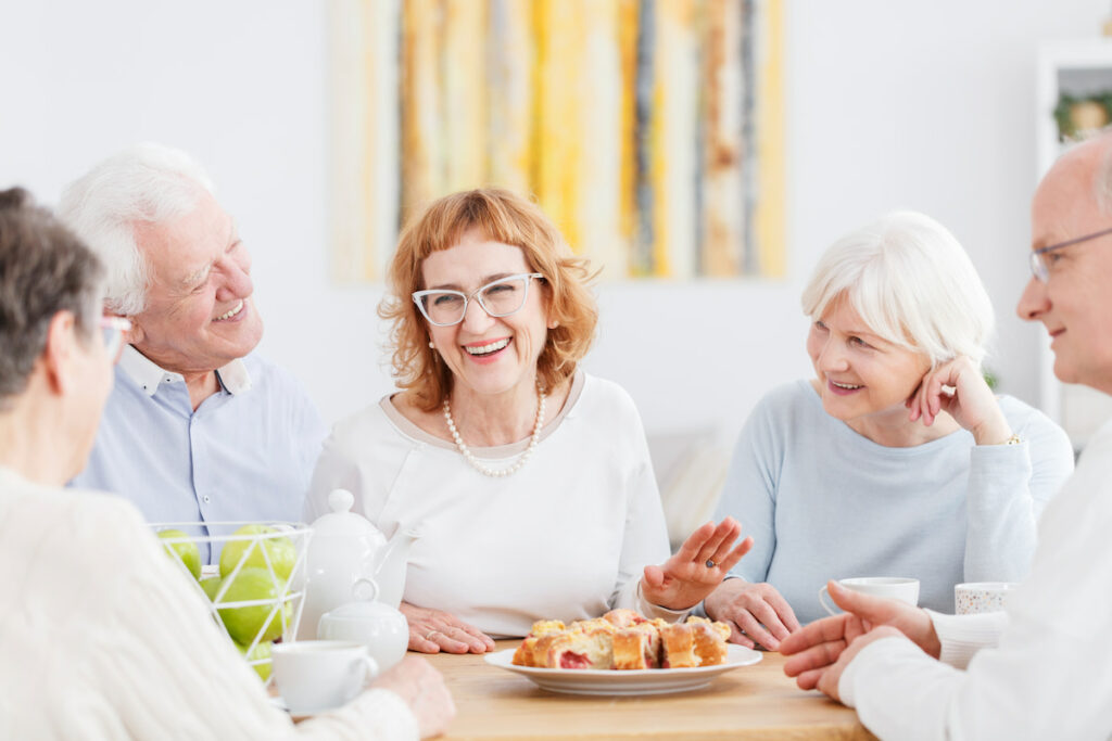 The Farrington at Tanglewood | Seniors having snacks and talking